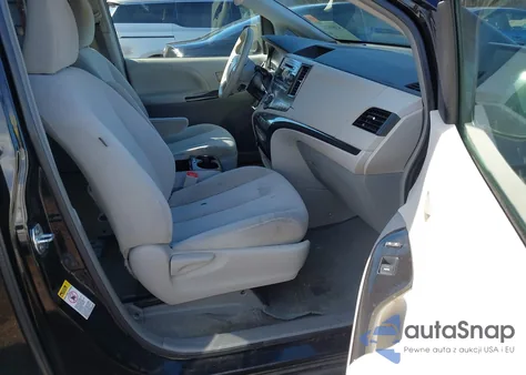 2014 Toyota Sienna Le V6 8 Passenger z USA, uszkodzony, nr VIN 5TDKK3DC0ES479467